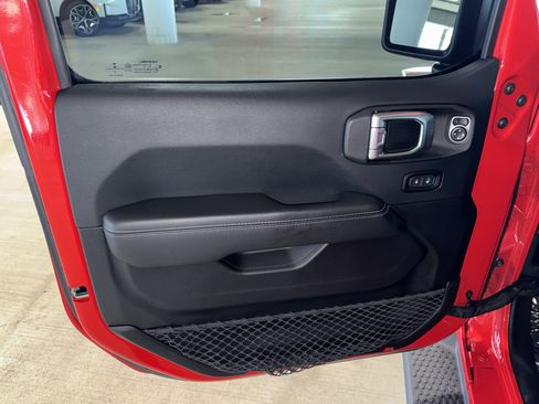 Used 2018 Jeep Wrangler Unlimited Sahara image 17