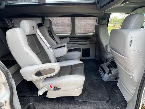 Used 2018 Chevrolet Express 2500 w/ Enhanced Convenience Package image 33