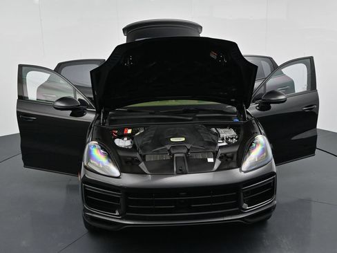 Certified 2023 Porsche Cayenne Turbo S AWD/4WD image 28