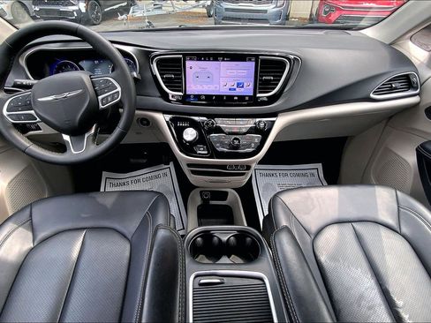 Used 2024 Chrysler Pacifica Touring-L FWD image 17