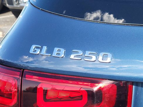 Used 2021 Mercedes-Benz GLB 250 4MATIC image 13