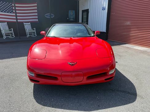 Used 2004 Chevrolet Corvette Coupe RWD image 3
