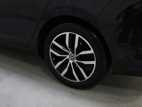 Used 2025 Volkswagen Jetta SE w/ Sunroof Package image 32