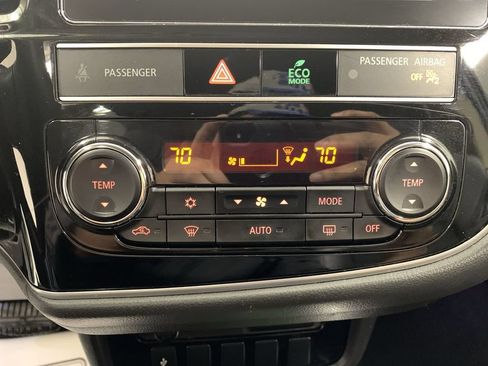 Used 2019 Mitsubishi Outlander SE AWD/4WD image 16