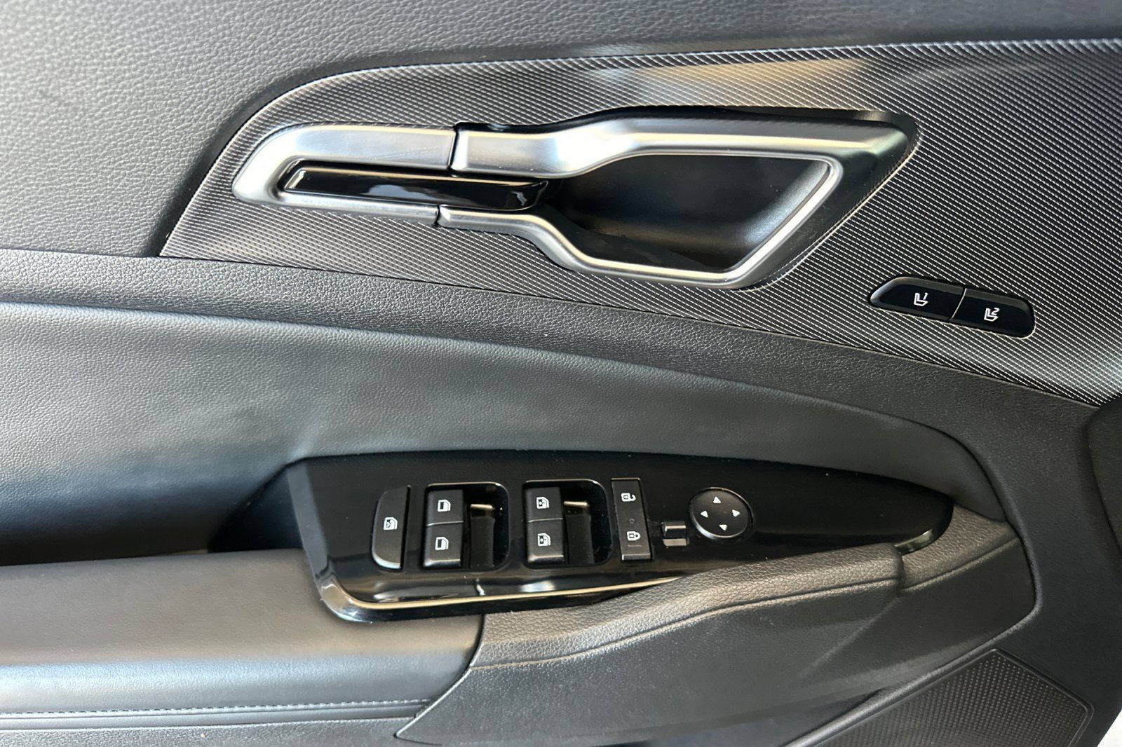 Used 2025 Kia Sportage SX FWD image 11