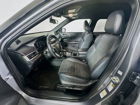 Used 2024 Mitsubishi Outlander SE image 13