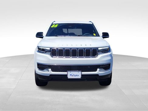 Used 2025 Jeep Wagoneer 4WD image 2