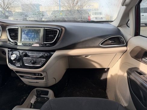 Used 2019 Chrysler Pacifica LX image 13
