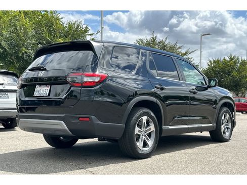 Certified 2025 Honda Pilot EX-L image 6