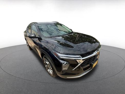 Used 2025 Chevrolet Trax LT image 2