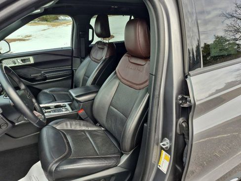 Used 2023 Ford Explorer Platinum image 18