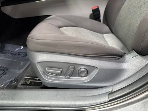 Used 2019 Toyota Camry LE FWD image 5