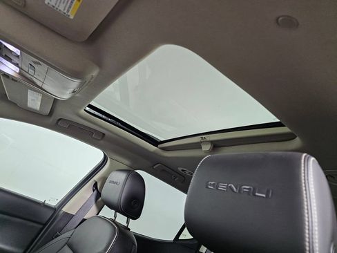 Used 2018 GMC Acadia Denali w/ Technology Package AWD/4WD image 25