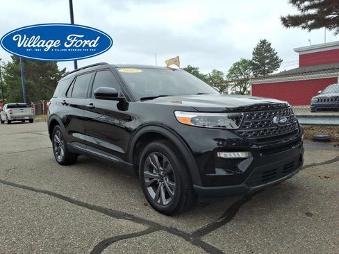 Certified 2023 Ford Explorer XLT w/ Equipment Group 202A AWD/4WD image 4