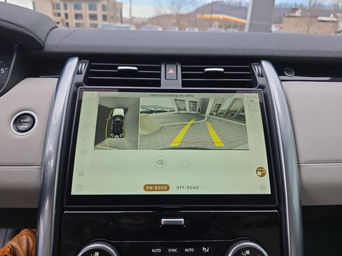 Used 2021 Land Rover Discovery S image 27