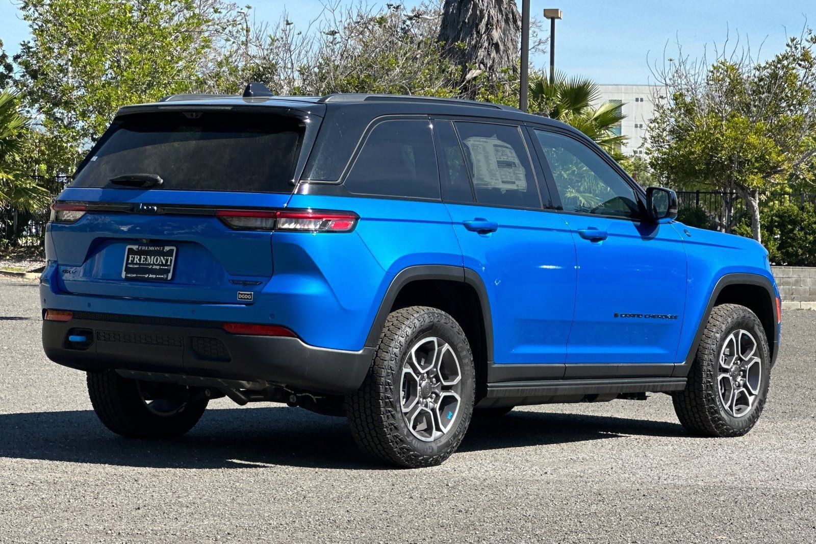 New 2023 Jeep Grand Cherokee Trailhawk w/ Advanced Protech Group II AWD/4WD image 3