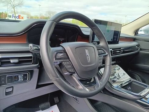 Used 2023 Lincoln Nautilus Reserve AWD/4WD image 5