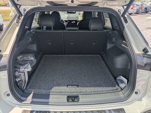 New 2026 Volkswagen Tiguan SE R-Line FWD image 14