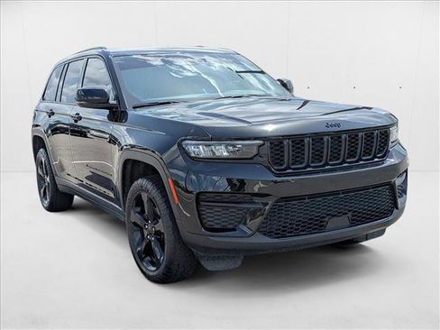 Used 2024 Jeep Grand Cherokee Altitude image 3