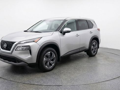 Used 2025 Nissan Rogue SV image 3