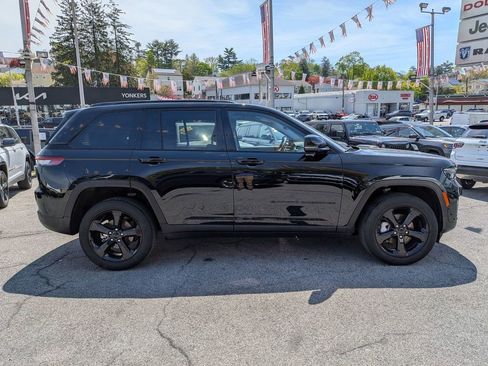 Used 2023 Jeep Grand Cherokee Limited w/ Black Appearance Package AWD/4WD image 5