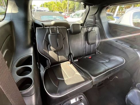 Used 2024 Chrysler Pacifica Premium FWD image 25