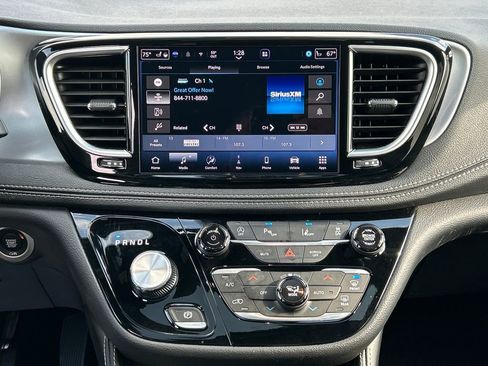 Used 2025 Chrysler Pacifica Limited image 18