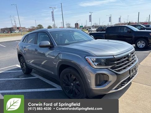 Used 2025 Volkswagen Atlas Cross Sport SE image 3