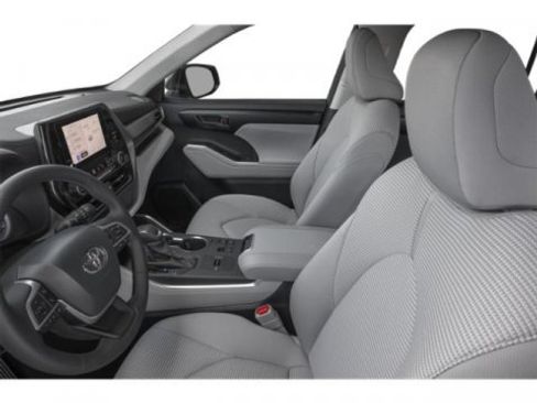 Certified 2025 Toyota Highlander LE FWD image 8