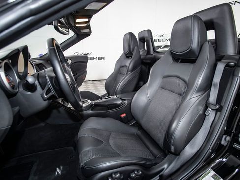 Used 2018 Nissan 370Z Touring RWD image 15
