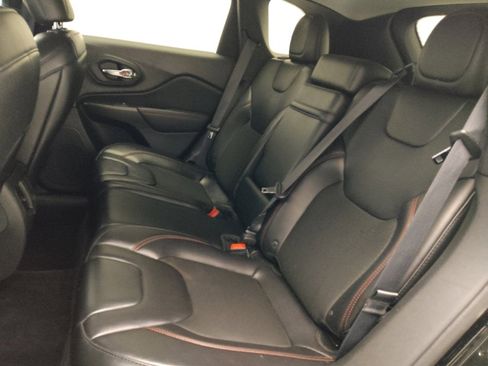 Used 2019 Jeep Cherokee Trailhawk image 18