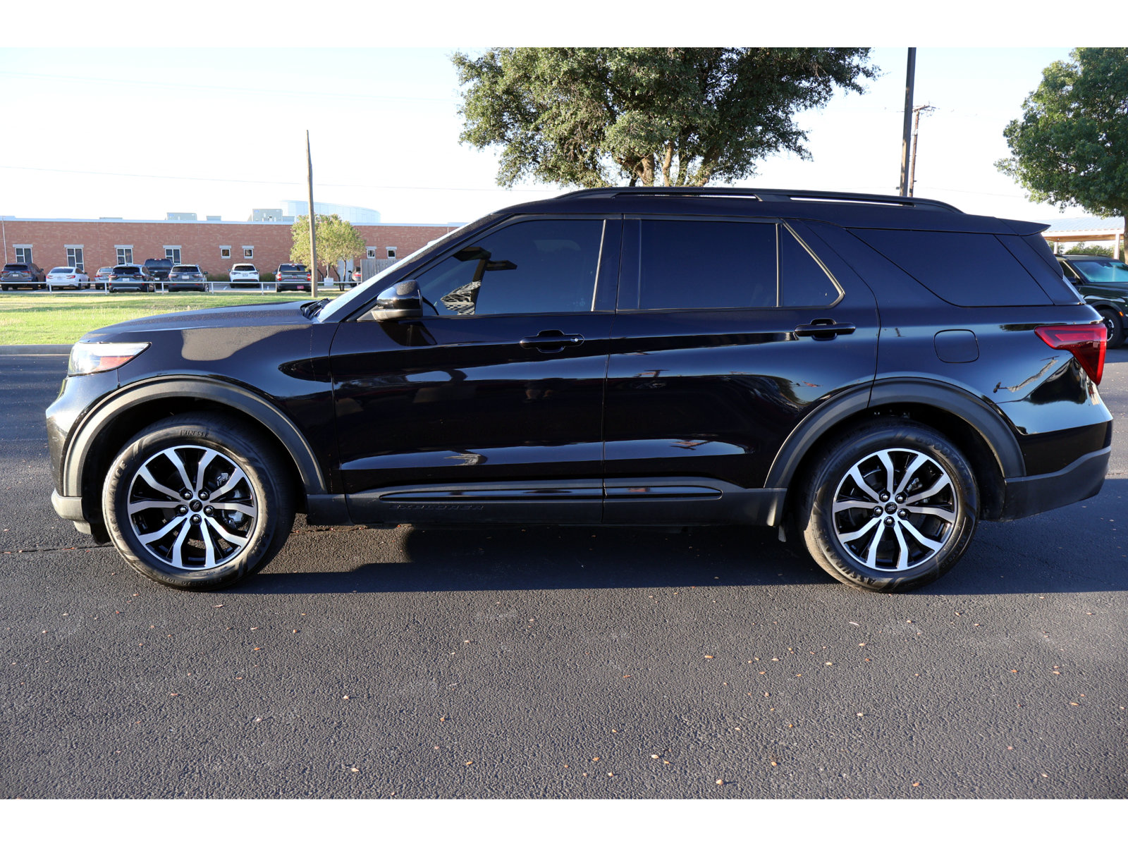 Used 2022 Ford Explorer ST RWD image 2