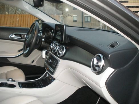 Used 2019 Mercedes-Benz GLA 250 4MATIC image 31