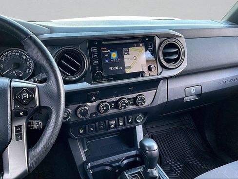 Certified 2019 Toyota Tacoma TRD Off-Road w/ Technology Package AWD/4WD image 13