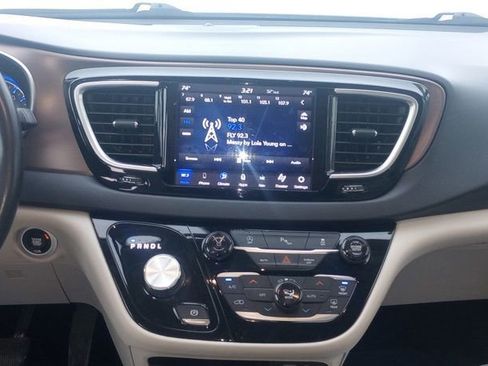 Used 2018 Chrysler Pacifica Touring-L Plus w/ Tire & Wheel Group image 11