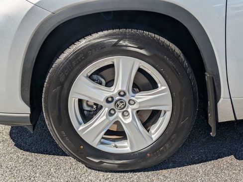 Used 2024 Toyota Highlander LE AWD/4WD image 34