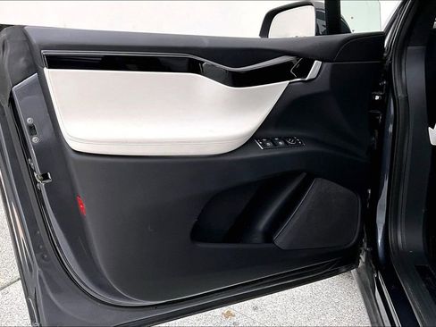 Used 2018 Tesla Model X 75D image 23
