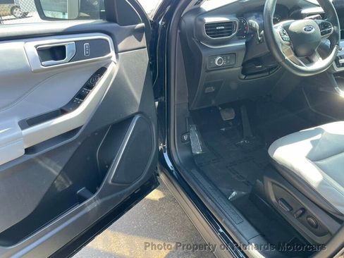 Used 2021 Ford Explorer XLT w/ XLT Sport Appearance Package image 8