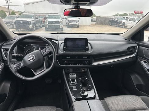 Used 2025 Nissan Rogue SV image 9