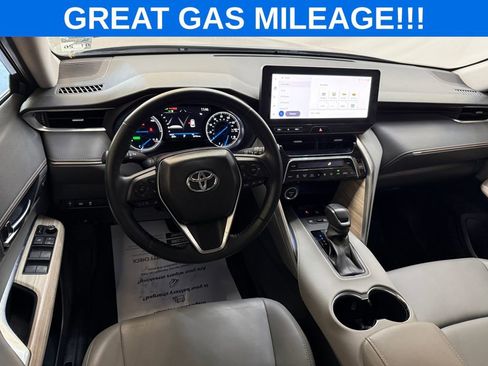 Used 2024 Toyota Venza XLE image 11