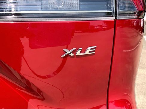 Used 2023 Toyota Corolla Cross XLE w/ Convenience Package FWD image 10