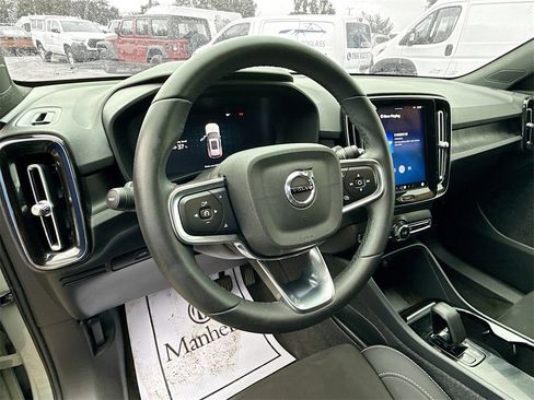 Used 2023 Volvo XC40 Recharge Plus image 12