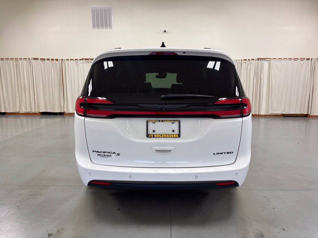 Used 2025 Chrysler Pacifica Limited FWD image 7
