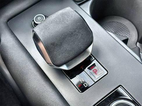 Certified 2025 Land Rover Discovery S image 27