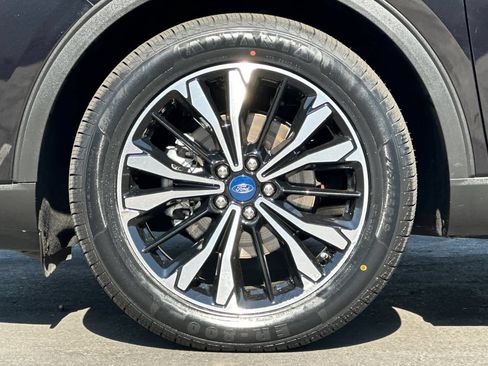 Certified 2022 Ford Escape SE w/ SE Sport Appearance Package AWD/4WD image 28