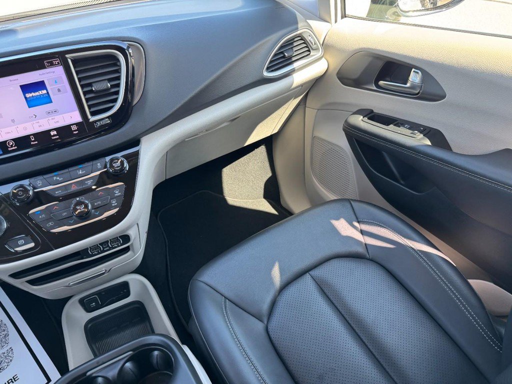 Used 2024 Chrysler Pacifica Touring-L FWD image 18