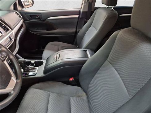 Used 2019 Toyota Highlander LE FWD image 15