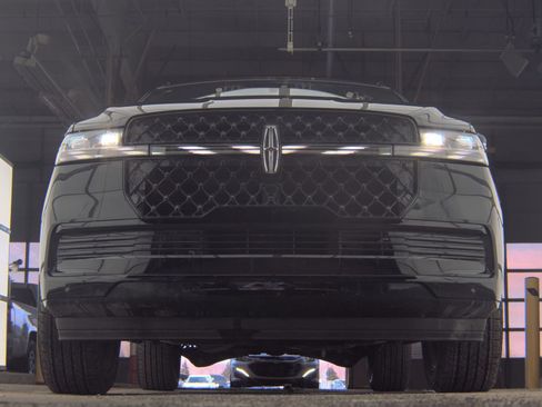 Used 2025 Lincoln Navigator L Reserve w/ Jet Appearance Package image 3