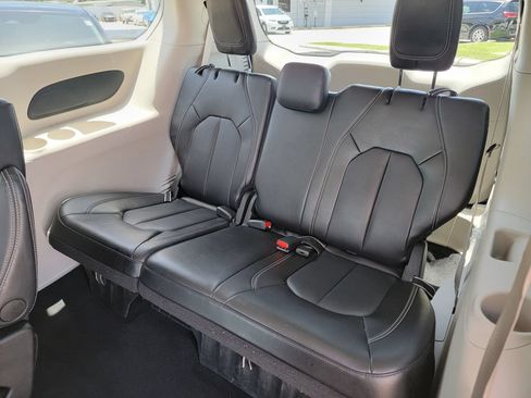 Used 2024 Chrysler Pacifica Touring-L FWD image 13