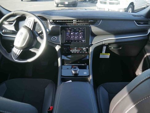 New 2025 Jeep Grand Cherokee Altitude image 4